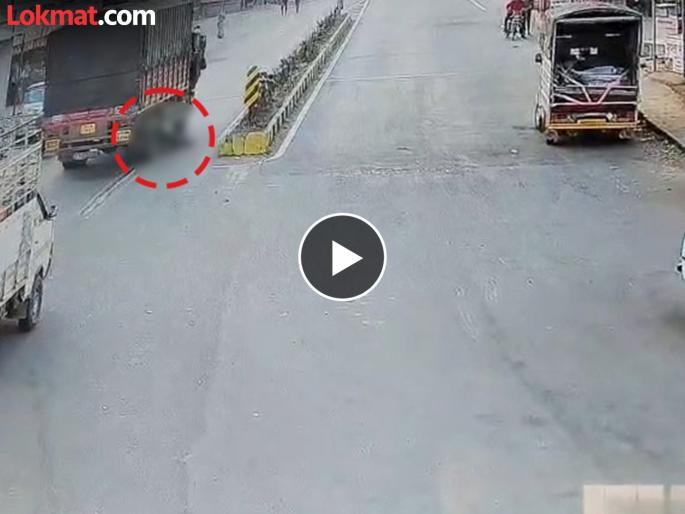 Pune Accident Video The young man walked with a shaky step and A terrible incident occurred in front of the police aid station | VIDEO : तरुण दबक्या पावलाने चालत आला अन्...; पोलीस मदत केंद्रासमोर घडली भयानक घटना Pune Accident Video The young man walked with a shaky step and A terrible incident occurred in front of the police aid station | VIDEO : तरुण दबक्या पावलाने चालत आला अन्...; पोलीस मदत केंद्रासमोर घडली भयानक घटना