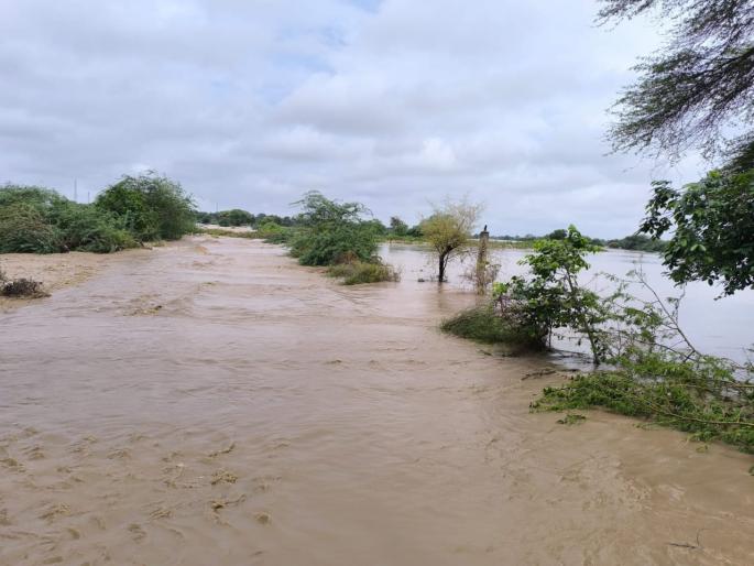 Akola Morna River floods Traffic on the Agar Ugwa route is blocked | अकोला : मोर्णा नदीला पूर; आगर-उगवा मार्गावरील वाहतूक ठप्प Akola Morna River floods Traffic on the Agar Ugwa route is blocked | अकोला : मोर्णा नदीला पूर; आगर-उगवा मार्गावरील वाहतूक ठप्प