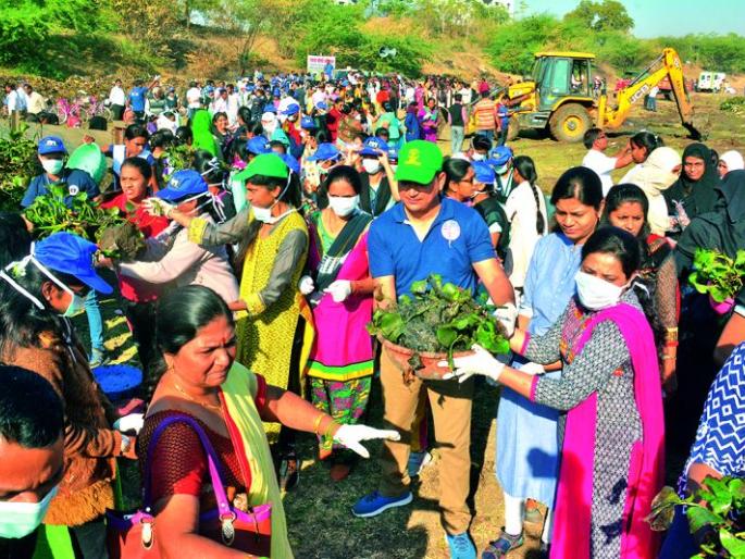 Akola: Maarushakti for Saravali for Monre; Student, women employees participate! | अकोला : मोण्रेसाठी सरसावली मातृशक्ती; विद्यार्थिनी, महिला कर्मचार्यांचा सहभाग! Akola: Maarushakti for Saravali for Monre; Student, women employees participate! | अकोला : मोण्रेसाठी सरसावली मातृशक्ती; विद्यार्थिनी, महिला कर्मचार्यांचा सहभाग!