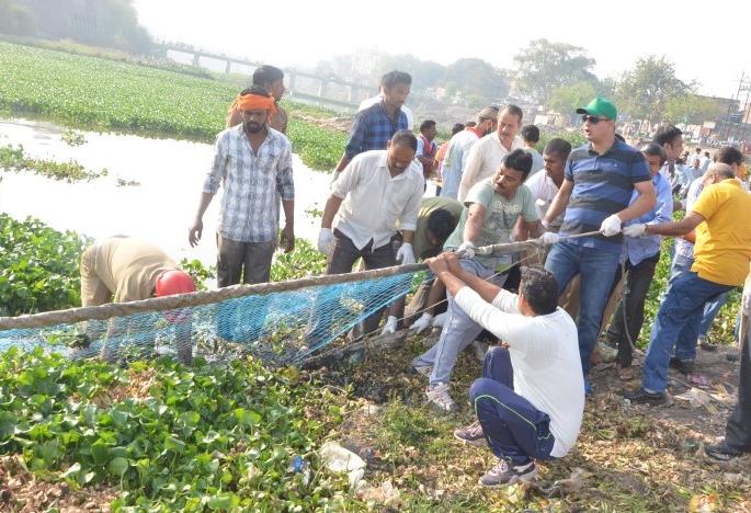 Morna continues to maintain cleanliness; Thousands of Akolekar have come to clean the river | मोर्णा स्वच्छतेचा ध्यास कायम; नदी स्वच्छतेसाठी सरसावले हजारो अकोलेकर Morna continues to maintain cleanliness; Thousands of Akolekar have come to clean the river | मोर्णा स्वच्छतेचा ध्यास कायम; नदी स्वच्छतेसाठी सरसावले हजारो अकोलेकर