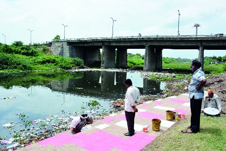 Combine river for river cleanliness - Collector | मोर्णेच्या स्वच्छतेसाठी नदीकाठी एकत्र या - जिल्हाधिकारी  Combine river for river cleanliness - Collector | मोर्णेच्या स्वच्छतेसाठी नदीकाठी एकत्र या - जिल्हाधिकारी