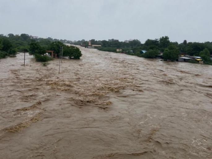 Rainstorm in Akola; Flood of Morna river | अकोल्यात पावसाचा कहर; मोर्णा नदीला पुर, सखल भागात साचले पाणी Rainstorm in Akola; Flood of Morna river | अकोल्यात पावसाचा कहर; मोर्णा नदीला पुर, सखल भागात साचले पाणी