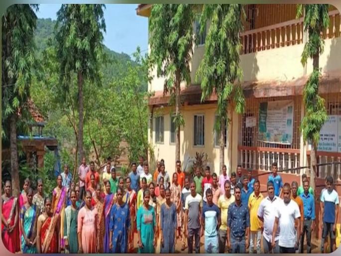 dangerous school boycotts aggressive parents of morpirla village | धोकादायक शाळेवर बहिष्कार; मोरपिर्ला गावातील पालक आक्रमक dangerous school boycotts aggressive parents of morpirla village | धोकादायक शाळेवर बहिष्कार; मोरपिर्ला गावातील पालक आक्रमक