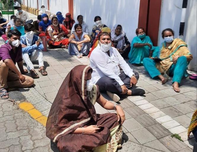 Nagpur BJP corporator hits Commissioner Mundhe's house | नागपुरातील भाजपचे नगरसेवक धडकले आयुक्त मुंढे यांच्या घरावर