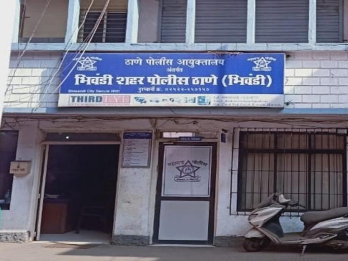 A fight broke out between two groups in the slum area of Navibasti Nehrunagar in Bhiwandi | भिवंडीत लहान मुलांच्या भांडणातून मोठ्यांमध्ये तुंबळ हाणामारी; व्हिडिओ व्हायरल A fight broke out between two groups in the slum area of Navibasti Nehrunagar in Bhiwandi | भिवंडीत लहान मुलांच्या भांडणातून मोठ्यांमध्ये तुंबळ हाणामारी; व्हिडिओ व्हायरल