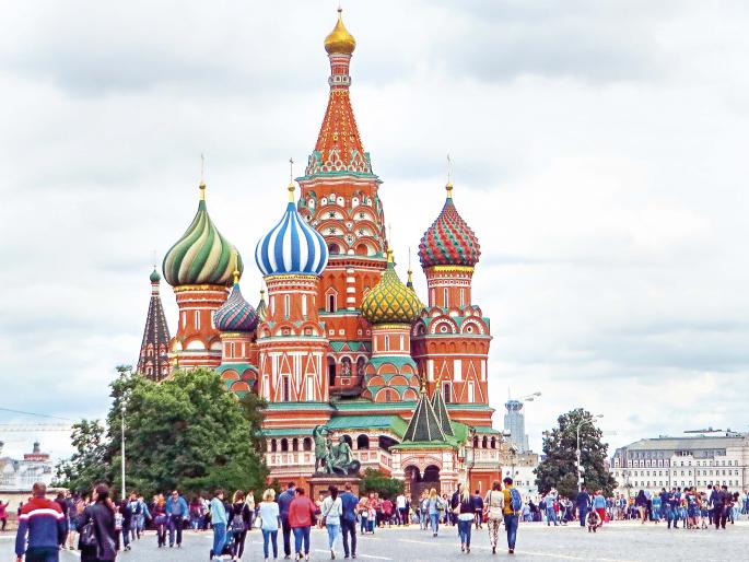 Dasvidaniya-Telling the untold story of Russia with football world cup fever | दस्विदानिया- रशियाला धन्यवाद देत देशोदेशी परतलेल्या फुटबॉल वेडय़ांनी स्टेडियमच्या ‘बाहेर’ अनुभवलेल्या थराराची नोंद! Dasvidaniya-Telling the untold story of Russia with football world cup fever | दस्विदानिया- रशियाला धन्यवाद देत देशोदेशी परतलेल्या फुटबॉल वेडय़ांनी स्टेडियमच्या ‘बाहेर’ अनुभवलेल्या थराराची नोंद!