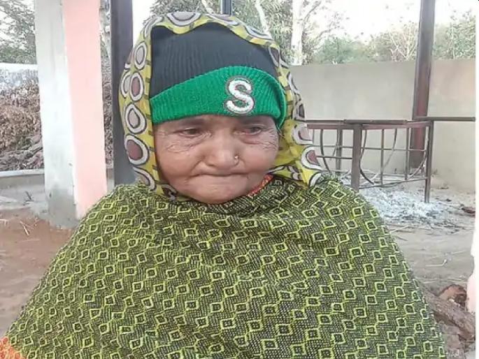 Mother has been living in the cemetery for 15 years; Didn't return home after the child's funeral | १५ वर्ष आई स्मशानभूमीत राहतेय; मुलाच्या अंत्यसंस्कारानंतर घरीच परतली नाही, कारण... Mother has been living in the cemetery for 15 years; Didn't return home after the child's funeral | १५ वर्ष आई स्मशानभूमीत राहतेय; मुलाच्या अंत्यसंस्कारानंतर घरीच परतली नाही, कारण...
