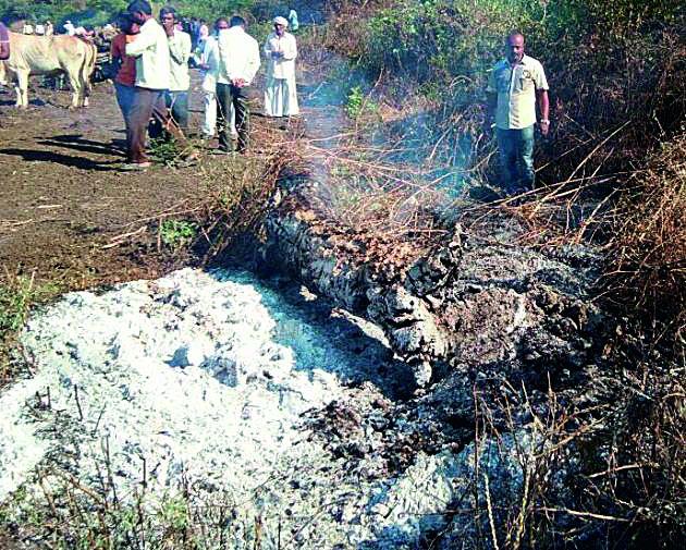 The body of the youth was found in the slaughter house. | मेंढळी शिवारात तरुणाचा मृतदेह जळालेल्या अवस्थेत आढळला! The body of the youth was found in the slaughter house. | मेंढळी शिवारात तरुणाचा मृतदेह जळालेल्या अवस्थेत आढळला!