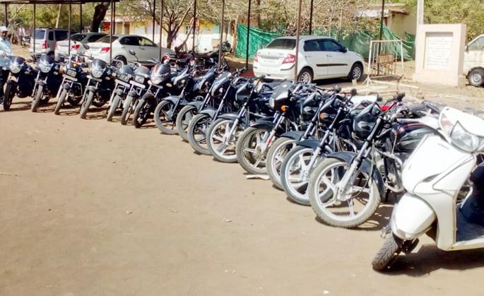 Four-wheeler stolen in Solapur district in the night; 19 bike seized | सोलापूर जिल्ह्यात रात्रीच्या अंधारात दुचाकी चोरणाºया चौघांना अटक; १९ दुचाकी जप्त  Four-wheeler stolen in Solapur district in the night; 19 bike seized | सोलापूर जिल्ह्यात रात्रीच्या अंधारात दुचाकी चोरणाºया चौघांना अटक; १९ दुचाकी जप्त