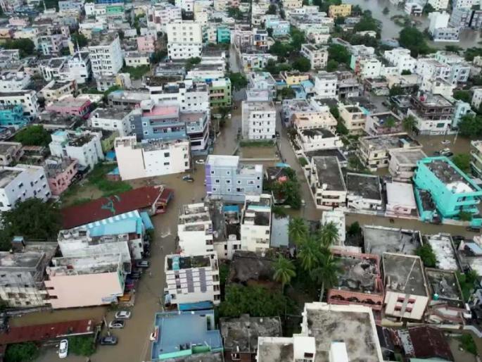 Cyclone Montha wreaks havoc in Telangana, 12 people die; Heavy rains cause waterlogging on railway tracks, roads also closed | तेलंगणामध्ये मोंथा वादळाचा कहर, १२ जणांचा मृत्यू; मुसळधार पावसामुळे रेल्वे ट्रॅकवर पाणी, रस्तेही बंद Cyclone Montha wreaks havoc in Telangana, 12 people die; Heavy rains cause waterlogging on railway tracks, roads also closed | तेलंगणामध्ये मोंथा वादळाचा कहर, १२ जणांचा मृत्यू; मुसळधार पावसामुळे रेल्वे ट्रॅकवर पाणी, रस्तेही बंद