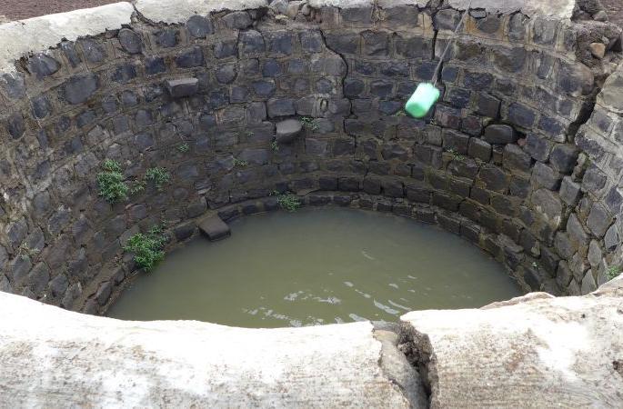 Mother and girl fell in the well; Mother safe, girl died | आईसह चिमुकली विहिरीत पडली; आई बचावली, चिमुकलीचा मृत्यू