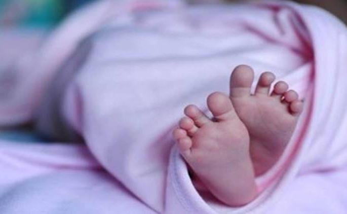 Mother attempts suicide after killing her 13-month-old girl | १३ महिन्यांच्या चिमुकलीची हत्या करून आईचा आत्महत्येचा प्रयत्न! Mother attempts suicide after killing her 13-month-old girl | १३ महिन्यांच्या चिमुकलीची हत्या करून आईचा आत्महत्येचा प्रयत्न!