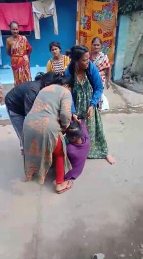 Mother-daughter assaulting girl in Nagpur: Video Viral | नागपुरात मायलेकींनी केली तरुणीला मारहाण : व्हिडीओ व्हायरल