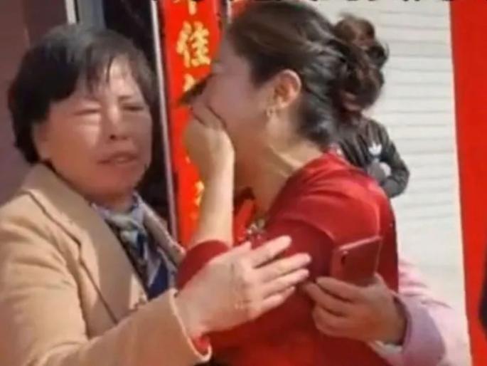 Woman finds out son's bride is her long lost daughter on their wedding day | हरवलेली मुलगी सून बनून घरी परतते तेव्हा...