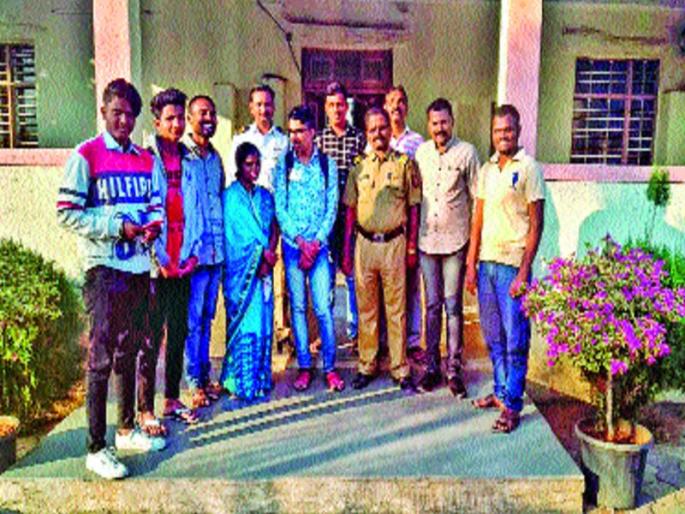 Mother & Son Meet again | ताटातूट झालेल्या माय-लेकरांची पुन्हा झाली भेट Mother & Son Meet again | ताटातूट झालेल्या माय-लेकरांची पुन्हा झाली भेट