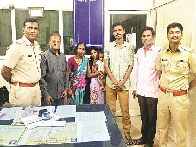 Suicide attempts of mother on rail tracks due to harassment by son | मुलाच्या त्रासाला कंटाळून वृद्धेचा रेल्वेरुळावर आत्महत्येचा प्रयत्न Suicide attempts of mother on rail tracks due to harassment by son | मुलाच्या त्रासाला कंटाळून वृद्धेचा रेल्वेरुळावर आत्महत्येचा प्रयत्न