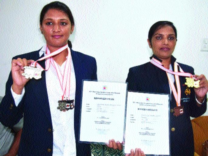 Mother's strength won three medals by the mother | मुलाच्या आग्रहाने मातेने जिंकली तीन पदके Mother's strength won three medals by the mother | मुलाच्या आग्रहाने मातेने जिंकली तीन पदके