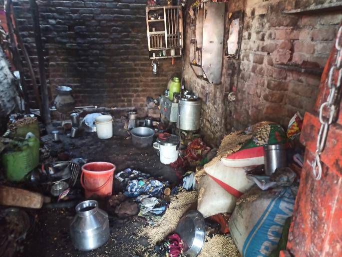 Fire caused by short circuit; Cash, material burnt, smallholder farmers in distress | शॉर्ट सर्किटने लागली आग; रोख रक्कम, साहित्य जळाले, अल्पभूधारक शेतकरी संकटात Fire caused by short circuit; Cash, material burnt, smallholder farmers in distress | शॉर्ट सर्किटने लागली आग; रोख रक्कम, साहित्य जळाले, अल्पभूधारक शेतकरी संकटात