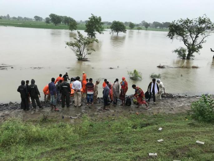 Heavy rain in Nagpur district , flooding of two rivers | नागपूर जिल्ह्यात पावसाचे थैमान, दोन नद्यांना पूर Heavy rain in Nagpur district , flooding of two rivers | नागपूर जिल्ह्यात पावसाचे थैमान, दोन नद्यांना पूर