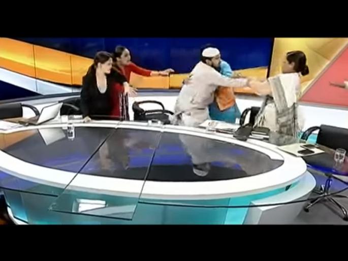 Triple Talaq Controversy Maulana Ejaz Arshad Kasami raised hand on lady reporter | लाईव्ह शोमध्ये मौलानाची महिला वकिलास मारहाण, पोलिसांची स्टुडिओत धाव Triple Talaq Controversy Maulana Ejaz Arshad Kasami raised hand on lady reporter | लाईव्ह शोमध्ये मौलानाची महिला वकिलास मारहाण, पोलिसांची स्टुडिओत धाव