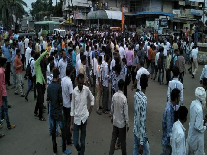 Movement of Chalisgaon for the Maratha reservation | मराठा आरक्षणसाठी चाळीसगावला बंद, मुक्ताईनगर येथे तहसील कार्यालयासमोर आंदोलन Movement of Chalisgaon for the Maratha reservation | मराठा आरक्षणसाठी चाळीसगावला बंद, मुक्ताईनगर येथे तहसील कार्यालयासमोर आंदोलन