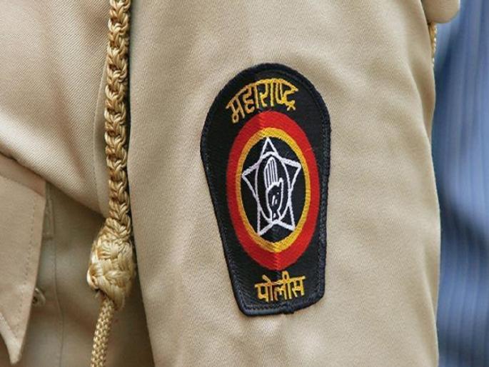 Do you think settlement is more important than my complaint 2 women started an argument by stopping the vehicles of senior police officers | तुम्हाला माझ्या तक्रारीपेक्षा बंदोबस्त महत्वाचा वाटतो का? २ महिलांनी वरिष्ठ पोलीस अधिका-यांची वाहने थांबवून घातला वाद Do you think settlement is more important than my complaint 2 women started an argument by stopping the vehicles of senior police officers | तुम्हाला माझ्या तक्रारीपेक्षा बंदोबस्त महत्वाचा वाटतो का? २ महिलांनी वरिष्ठ पोलीस अधिका-यांची वाहने थांबवून घातला वाद