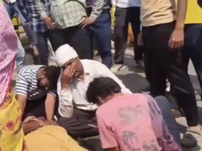 A young man died after being hit by a car belonging to a BJP MP Rajesh Mishra's daughter-in-law, relatives protested by keeping the body in front of the house | भाजपा खासदाराच्या सुनेच्या कारची धडक बसून तरुणाचा मृत्यू, नातेवाईकांनी मृतदेह घरासमोर ठेवून केलं आंदोलन  A young man died after being hit by a car belonging to a BJP MP Rajesh Mishra's daughter-in-law, relatives protested by keeping the body in front of the house | भाजपा खासदाराच्या सुनेच्या कारची धडक बसून तरुणाचा मृत्यू, नातेवाईकांनी मृतदेह घरासमोर ठेवून केलं आंदोलन