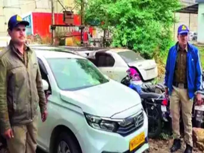 Terrible 2 youth Pushed friend out of car drove 25 km after being stuck in seat belt youth died | भयंकर! कारमधून भावाला ढकललं, सीट बेल्टमध्ये अडकल्यानंतरही २५ किमी फरफटलं, तरुणाचा मृत्यू Terrible 2 youth Pushed friend out of car drove 25 km after being stuck in seat belt youth died | भयंकर! कारमधून भावाला ढकललं, सीट बेल्टमध्ये अडकल्यानंतरही २५ किमी फरफटलं, तरुणाचा मृत्यू