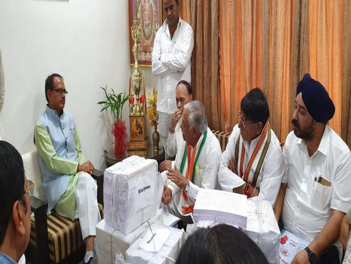 This is the proof of debt waiver, Congress leaders meet Shivraj Singh Chauhan | हे घ्या कर्जमाफीचे पुरावे, काँग्रेस नेत्यांनी गाठलं शिवराज सिंह चौहान यांचं घर  This is the proof of debt waiver, Congress leaders meet Shivraj Singh Chauhan | हे घ्या कर्जमाफीचे पुरावे, काँग्रेस नेत्यांनी गाठलं शिवराज सिंह चौहान यांचं घर