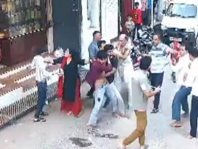 Argument over flying kiss to young woman, young man beaten up, then response from his relatives | तरुणीला फ्लाईंग किस दिल्याने वाद, तरुणाला मारहाण, मग त्याच्या नातेवाईकांकडून पीडितांना प्रत्युत्तर