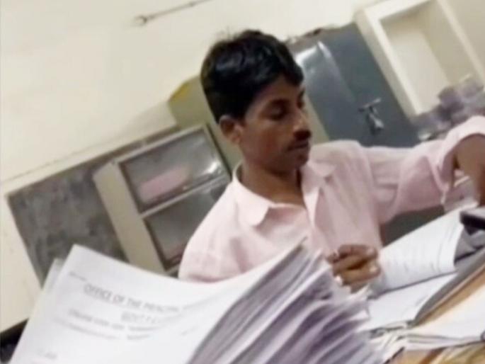 A soldier checked university exam papers, earned five thousand rupees, then... | चक्क शिपायाने तपासले विद्यापीठाच्या परीक्षेचे पेपर, पाच हजार रुपयेही कमावले, त्यानंतर... A soldier checked university exam papers, earned five thousand rupees, then... | चक्क शिपायाने तपासले विद्यापीठाच्या परीक्षेचे पेपर, पाच हजार रुपयेही कमावले, त्यानंतर...