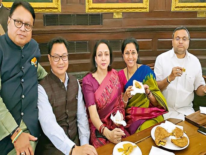 Jodhpuri Kachori and chili Bhaji break the boundaries of disagreement | जोधपुरी कचोरी व मिरची भजी यांनी तोडल्या मतभेदाच्या सीमा Jodhpuri Kachori and chili Bhaji break the boundaries of disagreement | जोधपुरी कचोरी व मिरची भजी यांनी तोडल्या मतभेदाच्या सीमा