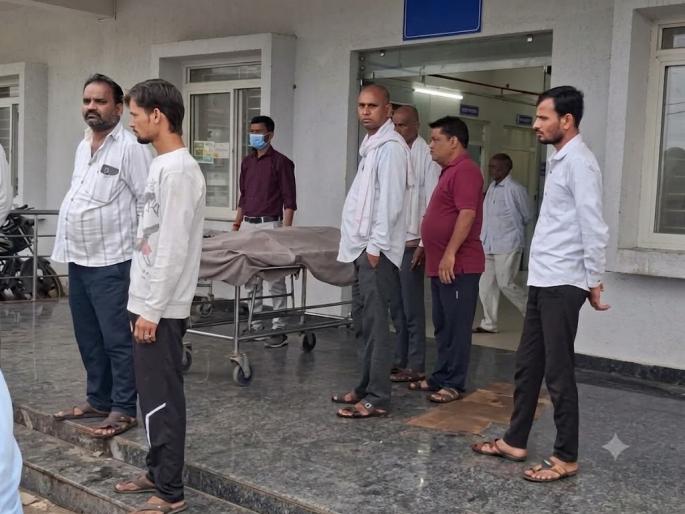 मध्य प्रदेशात विषारी दारूचे ११ बळी; ३५ जण रुग्णालयात; चार गावांतील नागरिकांचा समावेश मध्य प्रदेशात विषारी दारूचे ११ बळी; ३५ जण रुग्णालयात; चार गावांतील नागरिकांचा समावेश