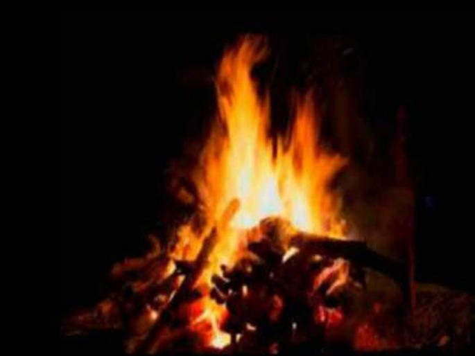 Grandson ends life by killing wife, grieving grandfather jumps into burning pyre | पत्नीची हत्या करून नातवानं संपवलं जीवन, शोकाकुल आजोबांनी पेटत्या चितेत उडी मारून दिला जीव  Grandson ends life by killing wife, grieving grandfather jumps into burning pyre | पत्नीची हत्या करून नातवानं संपवलं जीवन, शोकाकुल आजोबांनी पेटत्या चितेत उडी मारून दिला जीव