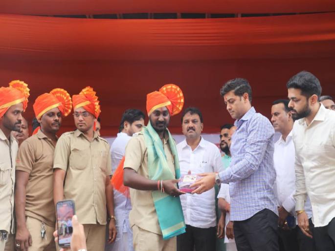 Shiv Sena facilitates the travel of servants going to their villages for Ganeshotsav | शिवसेनेकडून गणेशोत्सवासाठी गावी जाणाऱ्या चाकरमान्यांचा प्रवास सुकर; कल्याण लोकसभेतून कोकण आणि पश्चिम महाराष्ट्रासाठी तब्बल ७१३ बसेस होणार रवाना Shiv Sena facilitates the travel of servants going to their villages for Ganeshotsav | शिवसेनेकडून गणेशोत्सवासाठी गावी जाणाऱ्या चाकरमान्यांचा प्रवास सुकर; कल्याण लोकसभेतून कोकण आणि पश्चिम महाराष्ट्रासाठी तब्बल ७१३ बसेस होणार रवाना