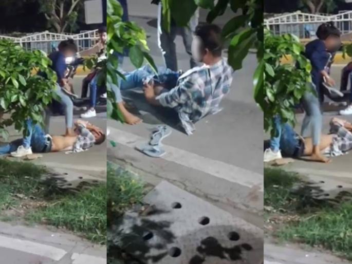 viral news Boyfriend stopped on the road, hit with slippers until his clothes were torn sat on his chest and strangled him | बापरे! गर्लफ्रेंड आहे की डाकू, बॉयफ्रेंडला रस्त्यात अडवला, कपडे फाटेपर्यंत चप्पलने मारले; छातीवर बसून गळा ... viral news Boyfriend stopped on the road, hit with slippers until his clothes were torn sat on his chest and strangled him | बापरे! गर्लफ्रेंड आहे की डाकू, बॉयफ्रेंडला रस्त्यात अडवला, कपडे फाटेपर्यंत चप्पलने मारले; छातीवर बसून गळा ...