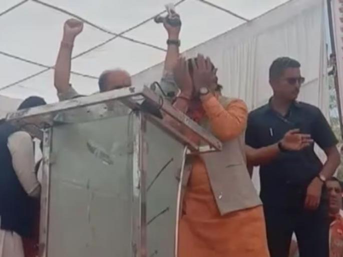 jyotiraditya scindia supporter minister suresh rathkheda narendra modi mahendra singh sisodia | "मी स्वप्नातही विचार केला नव्हता..."; शिवराज सरकारचे मंत्री ढसाढसा रडले, केला साष्टांग नमस्कार jyotiraditya scindia supporter minister suresh rathkheda narendra modi mahendra singh sisodia | "मी स्वप्नातही विचार केला नव्हता..."; शिवराज सरकारचे मंत्री ढसाढसा रडले, केला साष्टांग नमस्कार