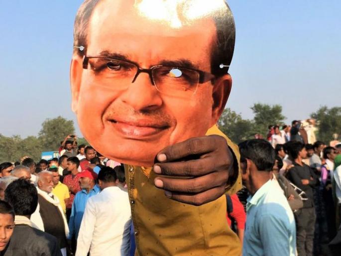 Distribution of money to the voters from the BJP leader, the villagers caught fire | भाजपा नेत्याकडून मतदारांना पैशांचे वाटप, गावकऱ्यांनी रंगेहाथ पकडलं Distribution of money to the voters from the BJP leader, the villagers caught fire | भाजपा नेत्याकडून मतदारांना पैशांचे वाटप, गावकऱ्यांनी रंगेहाथ पकडलं