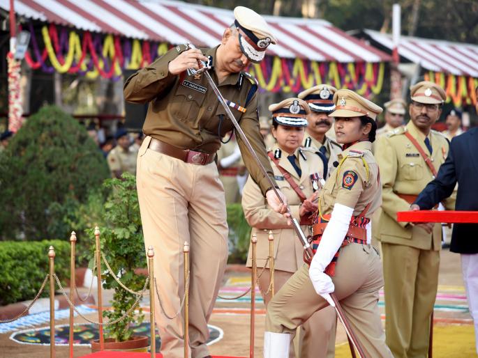 Make the model police officer and serve the people: Datta pasalgikar | मॉडेल पोलीस अधिकारी बनून जनतेची सेवा करा : दत्ता पडसलगीकर Make the model police officer and serve the people: Datta pasalgikar | मॉडेल पोलीस अधिकारी बनून जनतेची सेवा करा : दत्ता पडसलगीकर