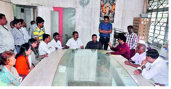 District Pollution Control Board's meeting on the 'zoom' defect; Inspecting the actual space for three hours; Panchnama | ‘झूम’च्या दुर्गंधीवरून अधिकारी फैलावर प्रदूषण नियंत्रण मंडळाची बैठक-नागरिक संतप्त; प्रत्यक्ष जागेवर जाऊन तीन तास पाहणी; पंचनामे District Pollution Control Board's meeting on the 'zoom' defect; Inspecting the actual space for three hours; Panchnama | ‘झूम’च्या दुर्गंधीवरून अधिकारी फैलावर प्रदूषण नियंत्रण मंडळाची बैठक-नागरिक संतप्त; प्रत्यक्ष जागेवर जाऊन तीन तास पाहणी; पंचनामे