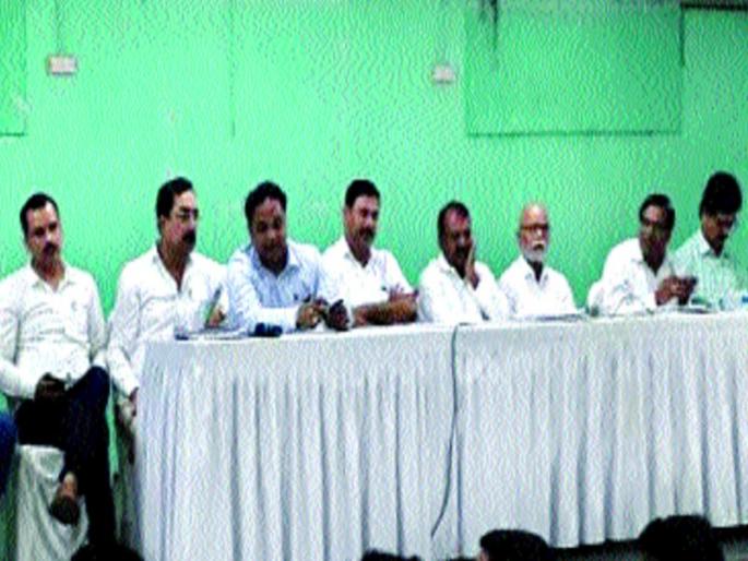 Gaveesh instructed the workers to work at the center | वीजग्राहकांना केंद्रस्थानी ठेवून काम करा, खासदार गावित यांचे निर्देश Gaveesh instructed the workers to work at the center | वीजग्राहकांना केंद्रस्थानी ठेवून काम करा, खासदार गावित यांचे निर्देश