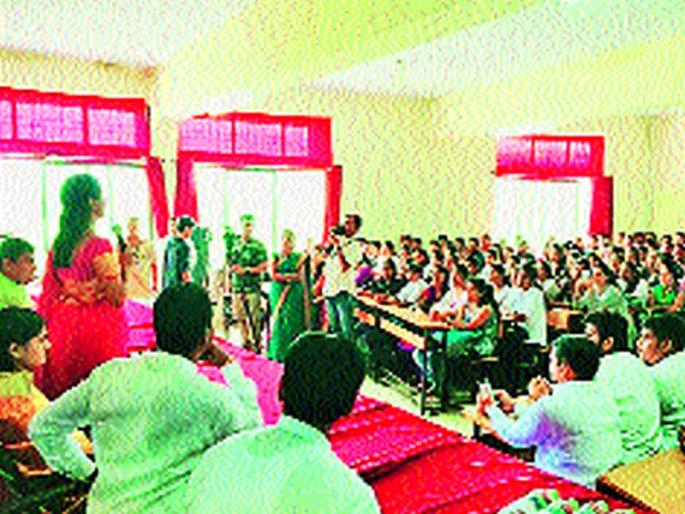 Problems raised before MP | खासदारांसमोर मांडल्या समस्या Problems raised before MP | खासदारांसमोर मांडल्या समस्या