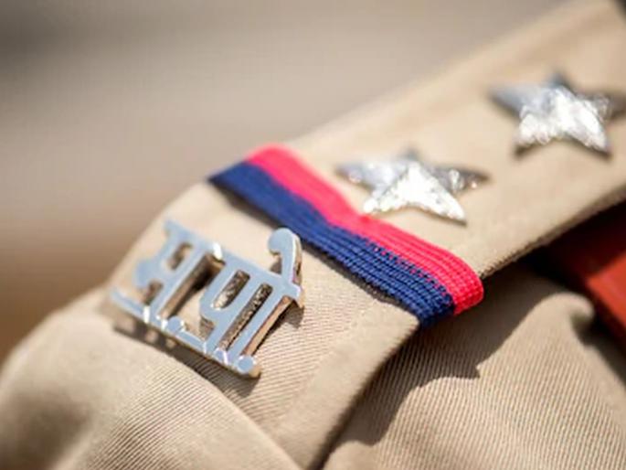 Suspension of a police officer for tampering with the chargesheet | दोषारोपपत्रात खाडाखोड केल्याप्रकरणी पोलीस कर्मचाऱ्याचे निलंबन Suspension of a police officer for tampering with the chargesheet | दोषारोपपत्रात खाडाखोड केल्याप्रकरणी पोलीस कर्मचाऱ्याचे निलंबन