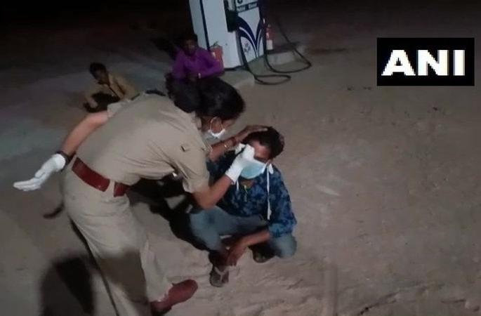 coronavirus: The woman cop wrote on the forehead of a laborer who violated lockdown in madhya pradesh | coronavirus: लॉकडाऊनचं उल्लंघन करणाऱ्या मजूराच्या कपाळावर महिला पोलिसाने असं लिहिलं....