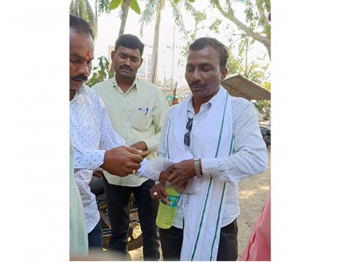 A farmer attempted self-immolation in the Mahavitaran office daryapur | महावितरण कार्यालयात शेतकऱ्याचा आत्मदहनाचा प्रयत्न; अंगावर ओतले पेट्रोल A farmer attempted self-immolation in the Mahavitaran office daryapur | महावितरण कार्यालयात शेतकऱ्याचा आत्मदहनाचा प्रयत्न; अंगावर ओतले पेट्रोल