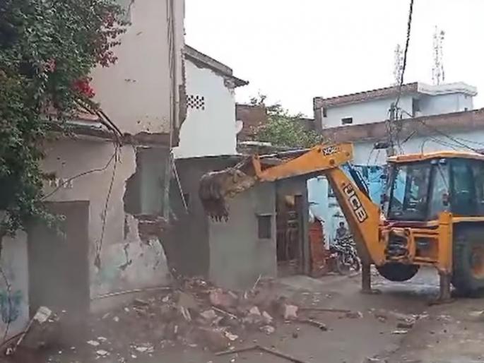 bulldozer action after minor girl gangraped in maihar satna mp | अल्पवयीन मुलीवर सामूहिक बलात्कार करणाऱ्यांना शिकवला धडा; राहत्या घरावर चालवला बुलडोझर! bulldozer action after minor girl gangraped in maihar satna mp | अल्पवयीन मुलीवर सामूहिक बलात्कार करणाऱ्यांना शिकवला धडा; राहत्या घरावर चालवला बुलडोझर!