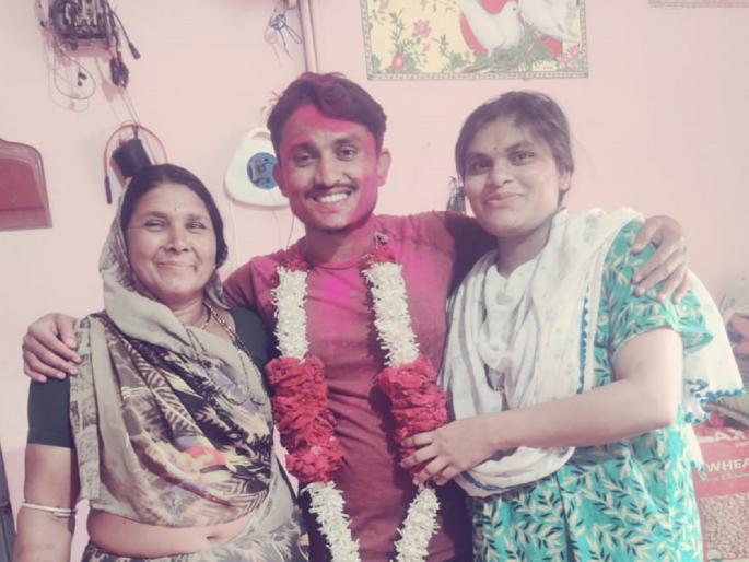 Son of road breakers stands first in state in MPSC exam, washim | रस्त्यावर गिट्टी फोडणाऱ्यांचा मुलगा एमपीएससी परीक्षेत राज्यात प्रथम Son of road breakers stands first in state in MPSC exam, washim | रस्त्यावर गिट्टी फोडणाऱ्यांचा मुलगा एमपीएससी परीक्षेत राज्यात प्रथम