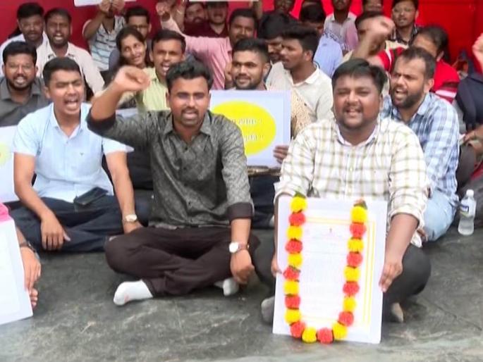 Passed MPSC; Talk about when to appoint! Elgar on Azad Maidan of 217 candidates | एमपीएससी उत्तीर्ण झालो; नियुक्ती कधी देता बोला! २१७ उमेदवारांचा आझाद मैदानावर एल्गार Passed MPSC; Talk about when to appoint! Elgar on Azad Maidan of 217 candidates | एमपीएससी उत्तीर्ण झालो; नियुक्ती कधी देता बोला! २१७ उमेदवारांचा आझाद मैदानावर एल्गार