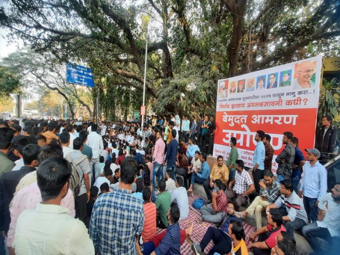 MPSC students spent the night awake in the cold The agitation continued the next day as well | पुण्यात MPSC च्या विद्यार्थ्यांनी थंडीत जागून काढली रात्र; आंदोलन तिसऱ्या दिवशीही सुरूच MPSC students spent the night awake in the cold The agitation continued the next day as well | पुण्यात MPSC च्या विद्यार्थ्यांनी थंडीत जागून काढली रात्र; आंदोलन तिसऱ्या दिवशीही सुरूच
