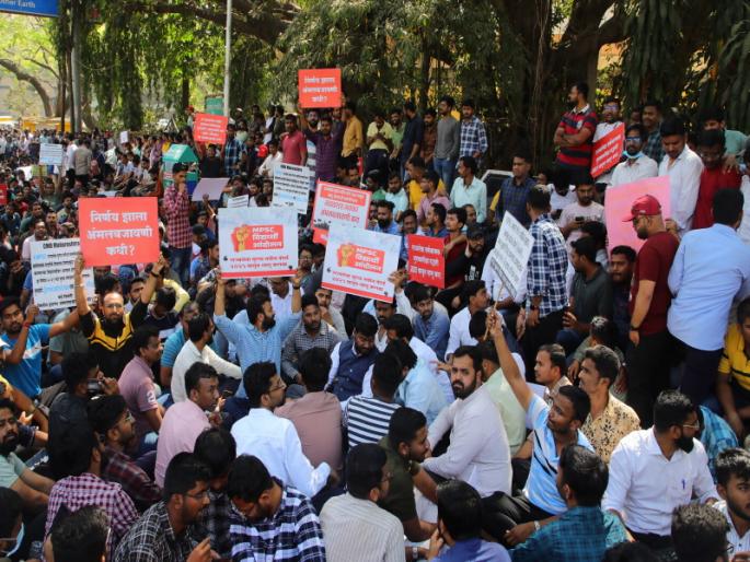 Protest of MPSC students continues in Pune; One person's health deteriorated due to exposure, he was admitted to the hospital | पुण्यात MPSC च्या विद्यार्थ्यांचे आंदोलन सुरूच; उपाेषणामुळे एकाची तब्येत खालावली, हाॅस्पिटलमध्ये दाखल Protest of MPSC students continues in Pune; One person's health deteriorated due to exposure, he was admitted to the hospital | पुण्यात MPSC च्या विद्यार्थ्यांचे आंदोलन सुरूच; उपाेषणामुळे एकाची तब्येत खालावली, हाॅस्पिटलमध्ये दाखल